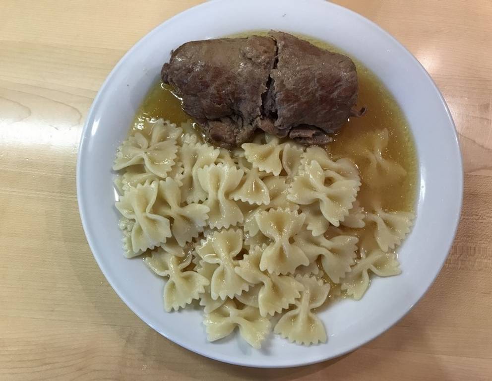 Rindsrouladen mit Speck und Gurkerl aus dem Schnellkochtopf Rindsrouladen mit Speck und Gurkerl aus dem Schnellkochtopf