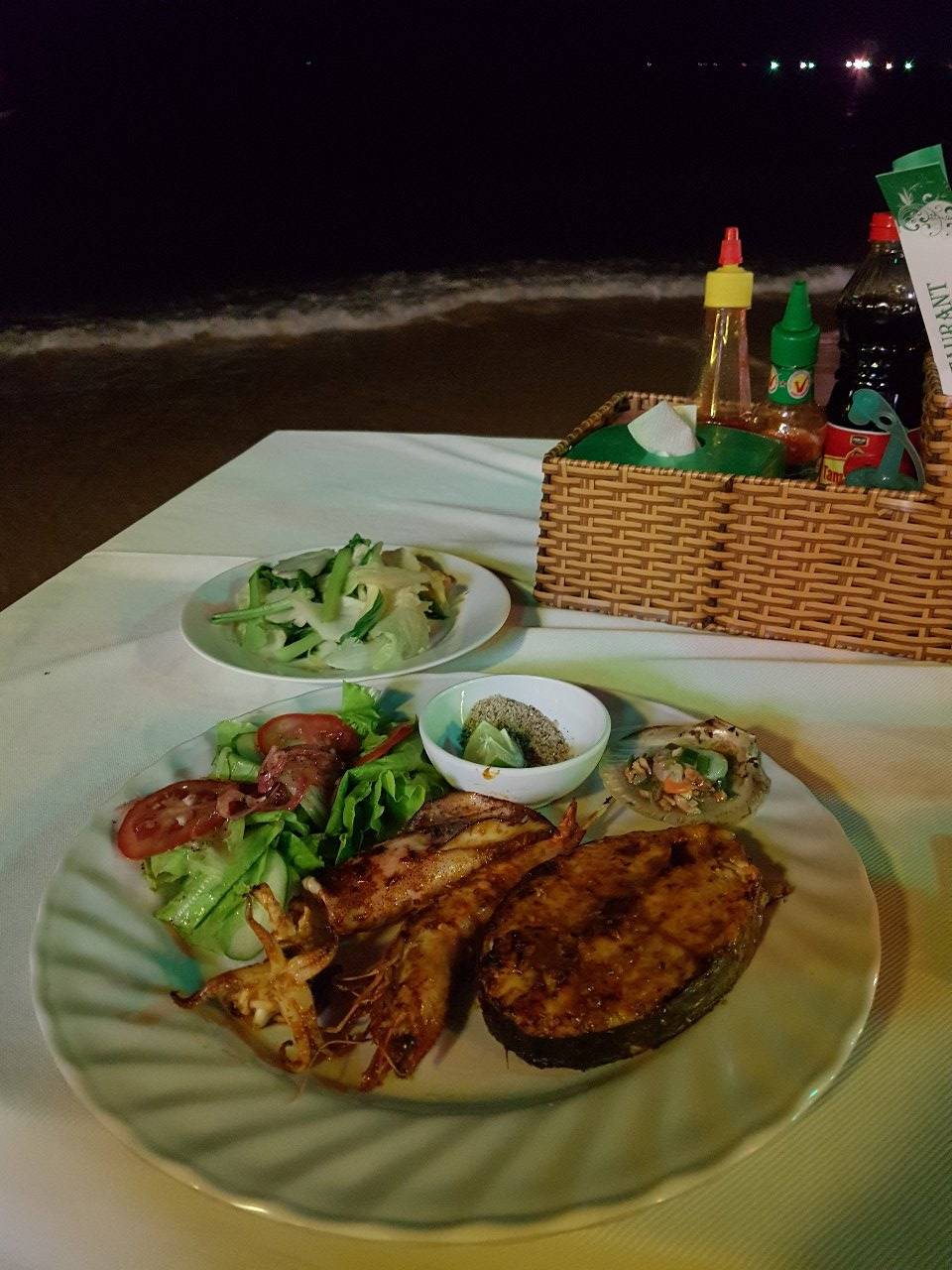 Abendessen am Strand - die Füße im Sand (& Meer)