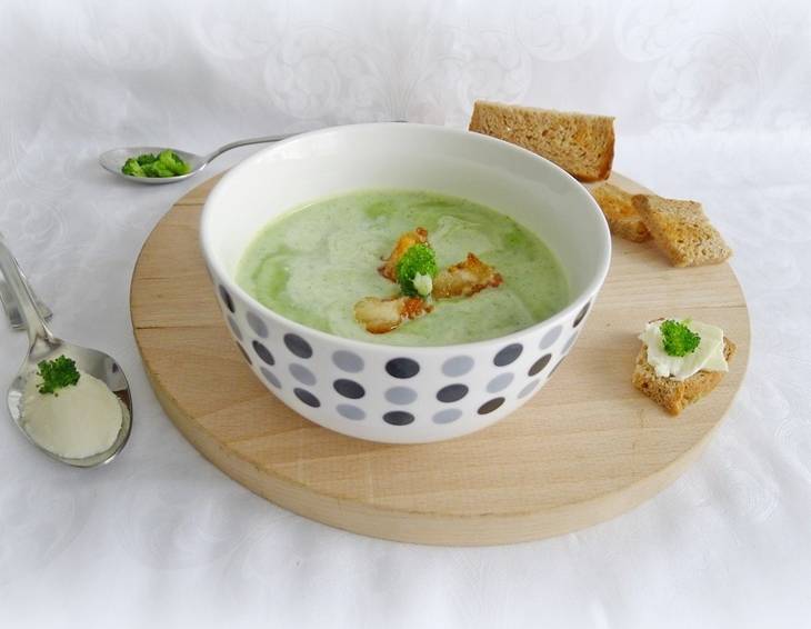Brokkolisuppe mit Mozzarella Brokkolisuppe mit Mozzarella