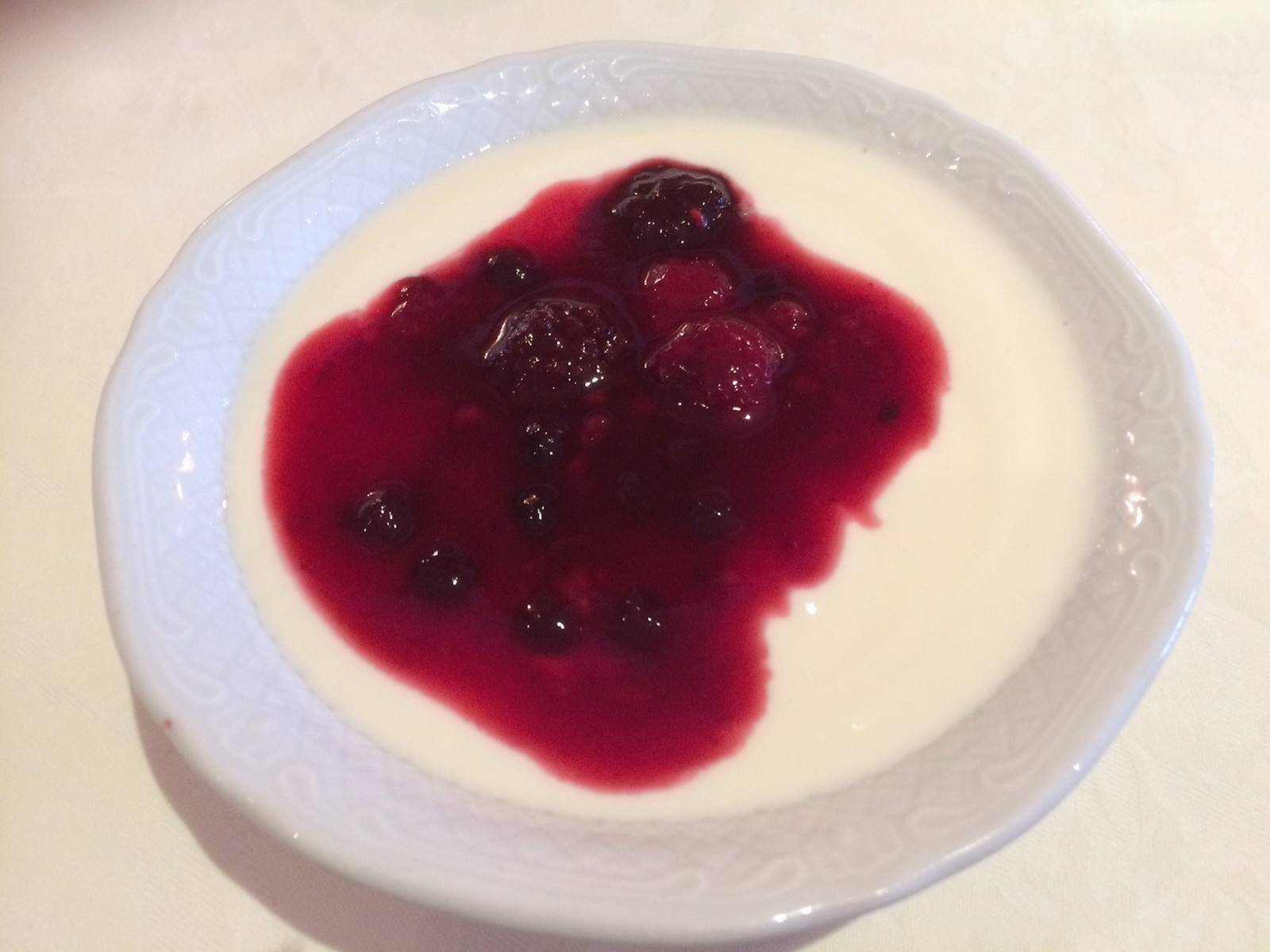 Joghurtcreme mit Roter Grütze Rezept - ichkoche.ch