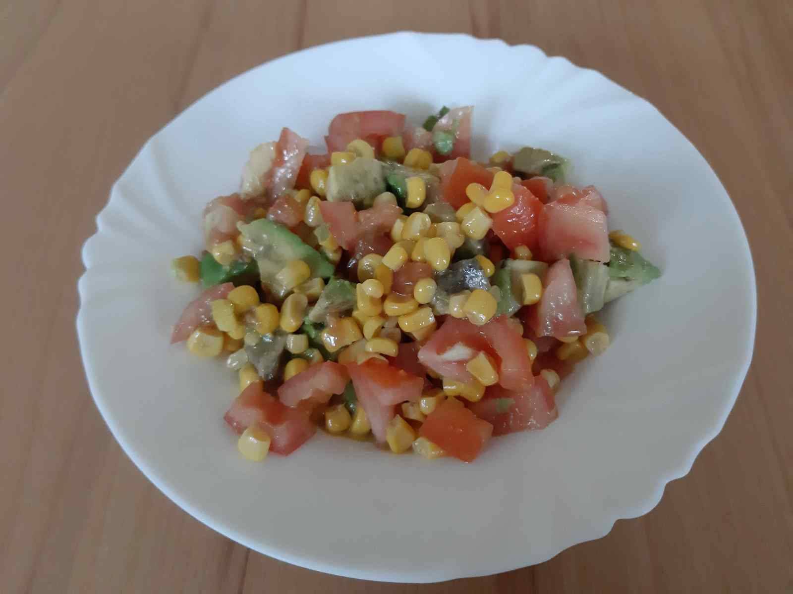 Tomaten-Avocado-Mais Salat