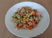 Tomaten-Avocado-Mais Salat
