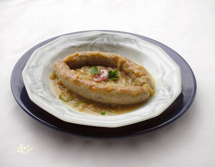 Bratwurst auf Zwiebelgemüse Bratwurst auf Zwiebelgemüse