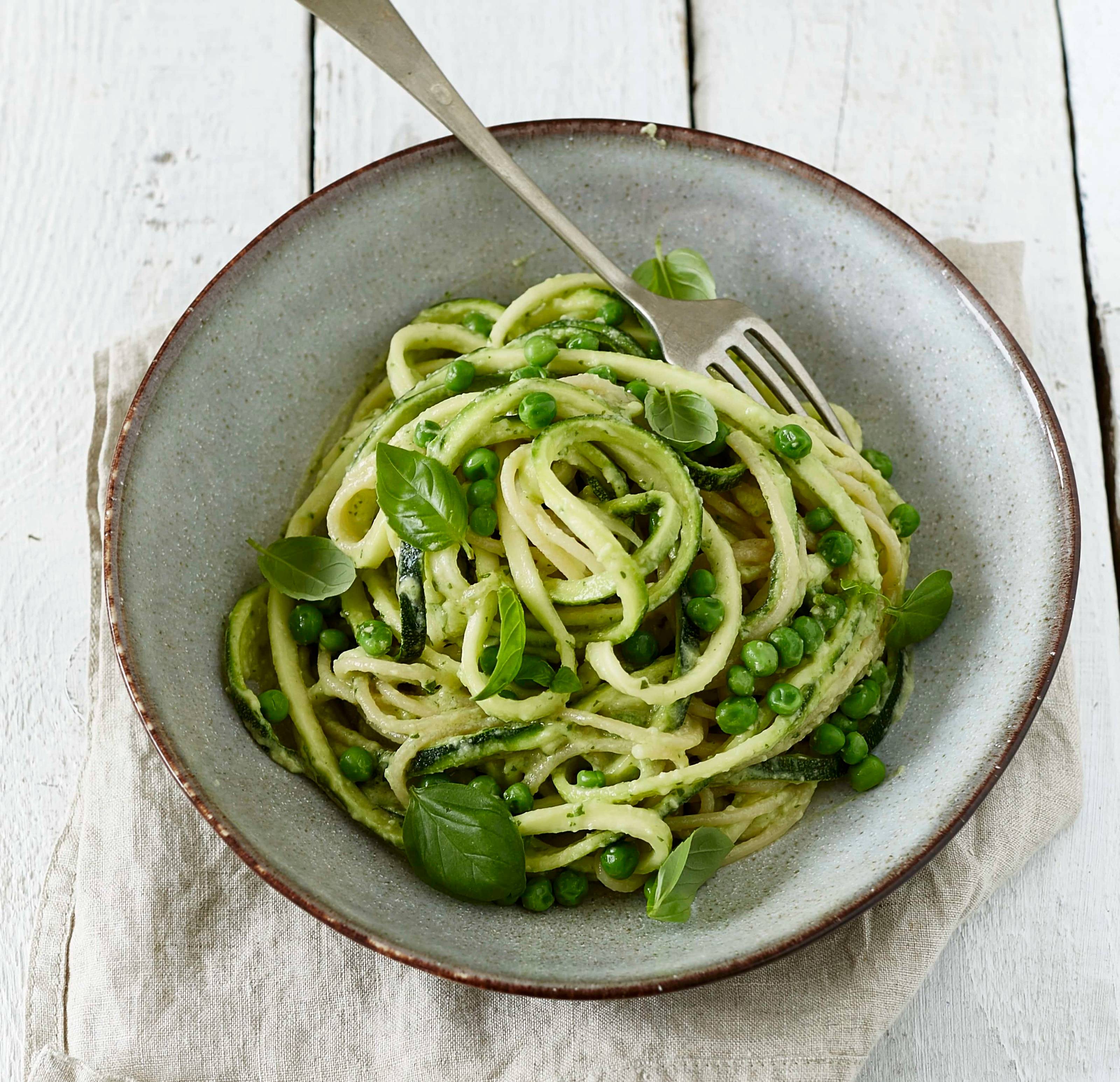 Vegane Zucchinispaghetti mit Avocadopesto und Erbsen
