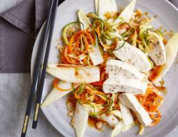 Zucchininudel-Salat mit Karotten und Kokoshuhn Zucchininudel-Salat mit Karotten und Kokoshuhn