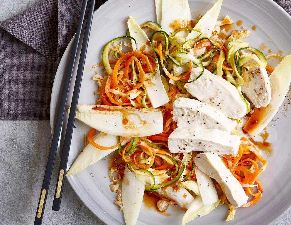 Zucchininudel-Salat mit Karotten und Kokoshuhn Zucchininudel-Salat mit Karotten und Kokoshuhn