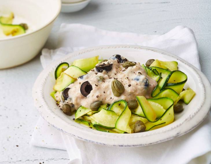 Zucchininudeln mit Thunfisch und Kapern Zucchininudeln mit Thunfisch und Kapern
