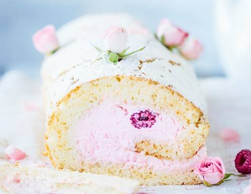 Biskuitrolle mit Himbeer-Rosen-Mousse Rezept