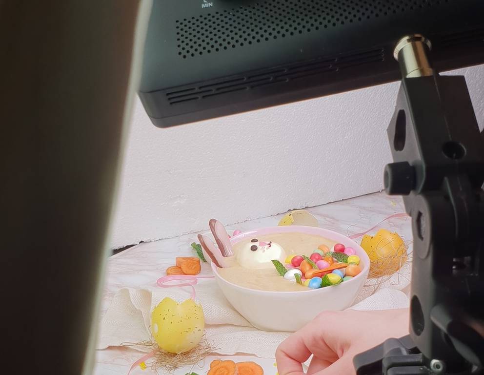 Ja, wer guckt denn da zu guter Letzt aus der Schüssel? Der Osterhas' Ja, wer guckt denn da zu guter Letzt aus der Schüssel? Der Osterhas'