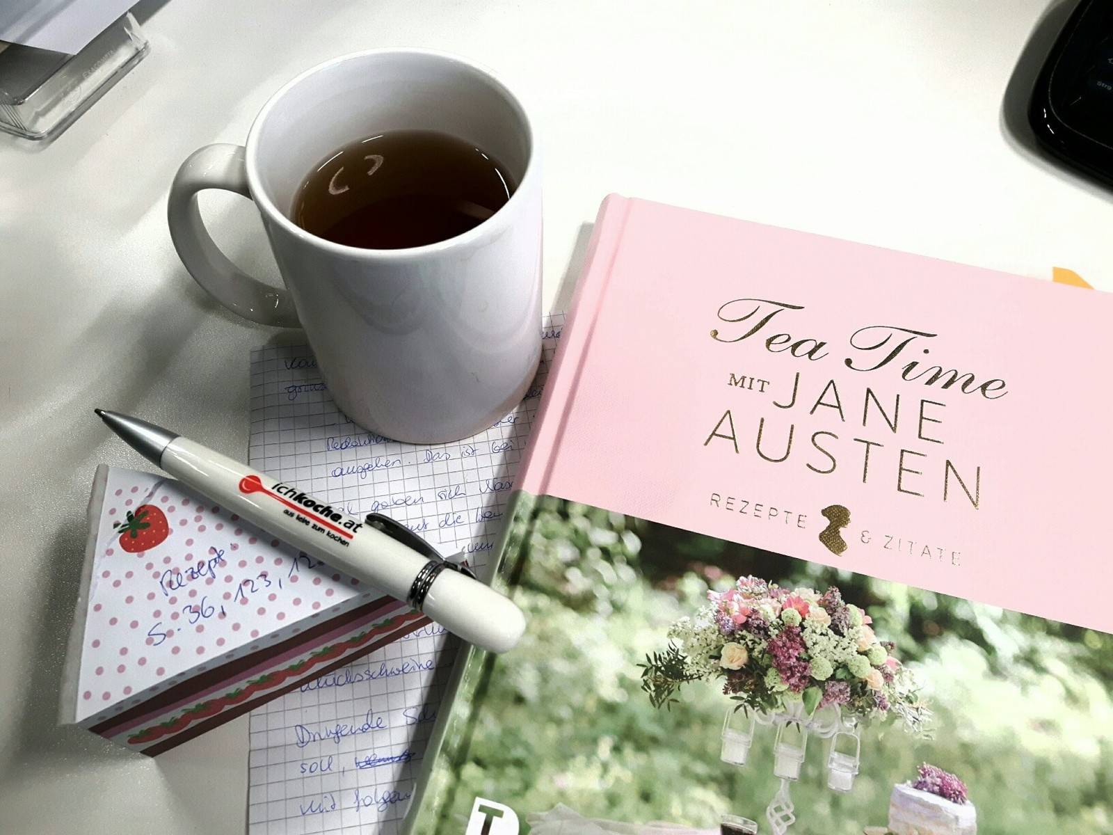 Kein Arbeitstag ohne Tee: Für mich gibt's jeden Vormittag ein paar Häferl heißer Tee!