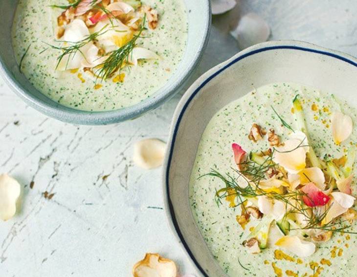 Gurken-Joghurt-Suppe mit Walnüssen und Rosenblüten Gurken-Joghurt-Suppe mit Walnüssen und Rosenblüten