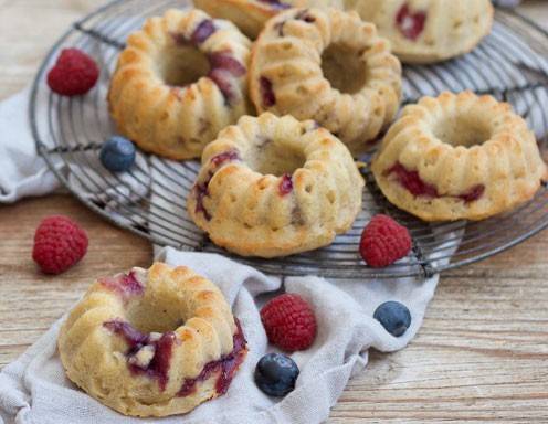 Bananen-Minigugelhupf mit Beeren Rezept