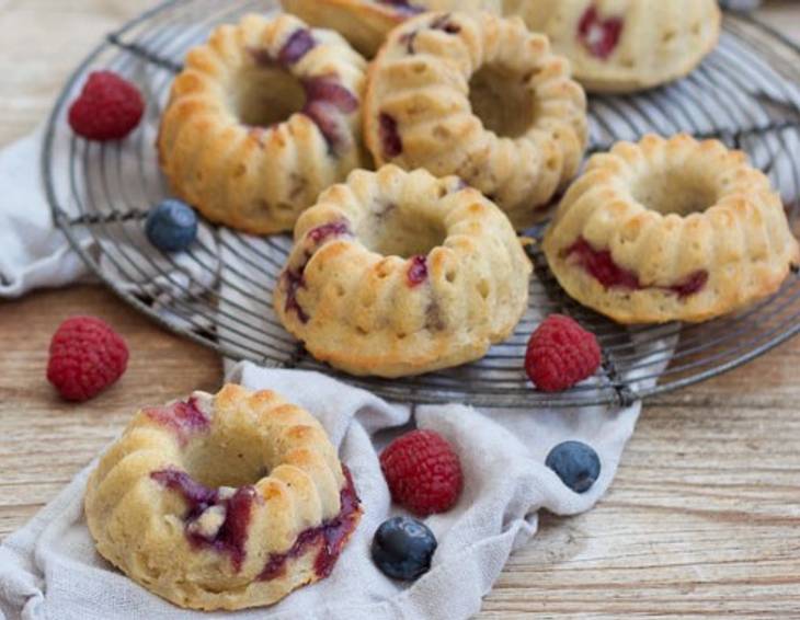 Bananen-Minigugelhupf mit Beeren