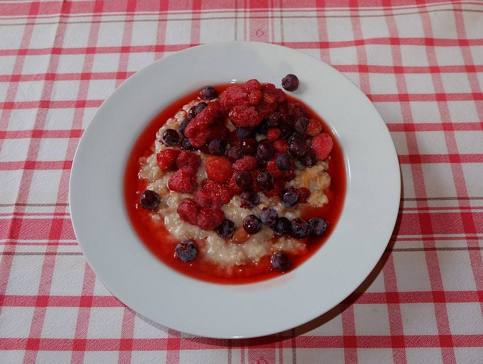 Warmer Gerstenbrei mit Beeren