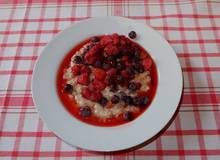 Warmer Gerstenbrei mit Beeren Warmer Gerstenbrei mit Beeren