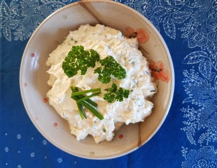 Frühlingsdip mit Zwiebeln