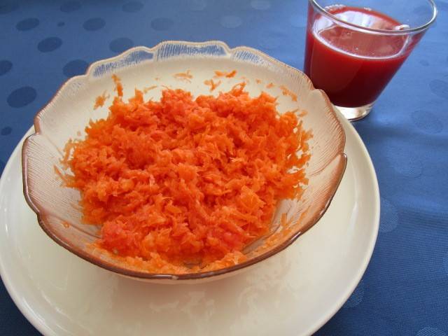 Karottensalat mit Blutorangensaft