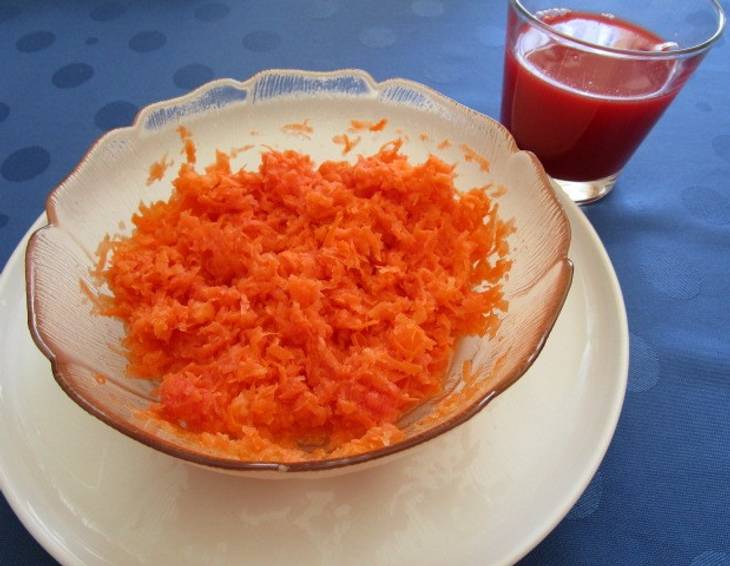 Karottensalat mit Blutorangensaft Karottensalat mit Blutorangensaft