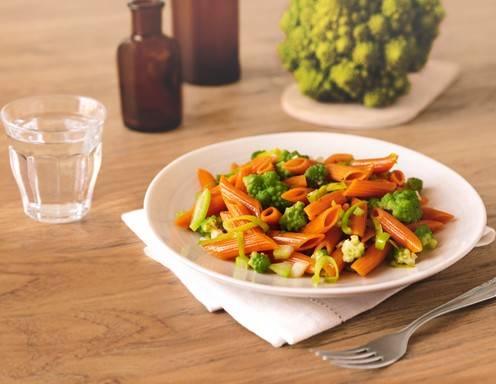 Rote Linsen Penne mit Romanesco Lauch und Sellerie Rezept