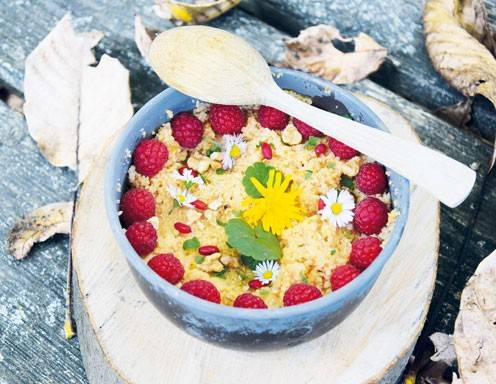 Süßer Couscous mit Gundelrebe, Schafgabe & Gänseblümchen