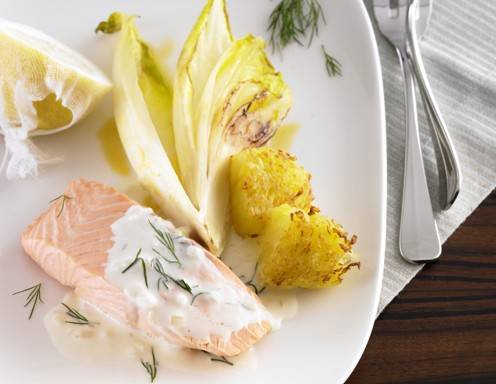 Pochierter Lachs, Dillsauce, glasierter Chicorée und Rösti Rezept