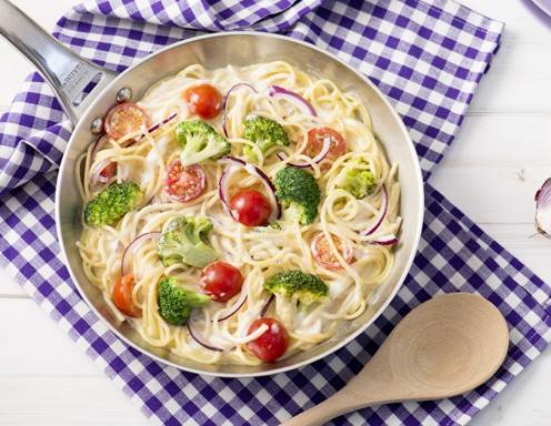 Nudelpfanne mit Brokkoli und Tomaten