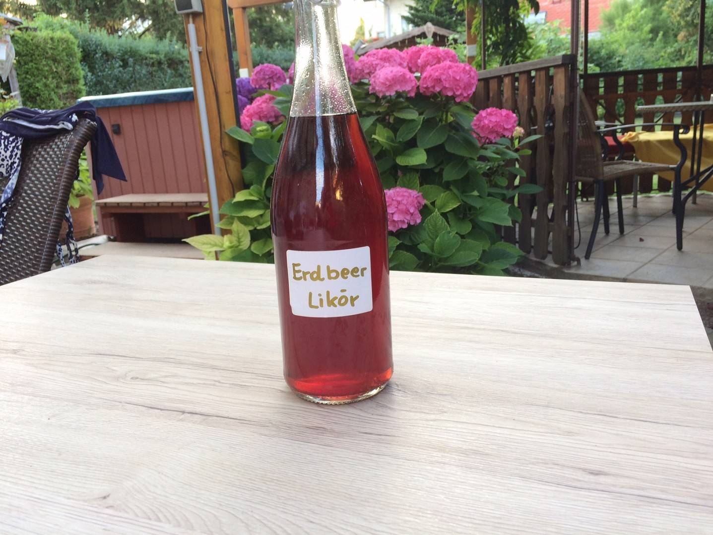 Erdbeer-Mandel-Likör Rezept - ichkoche.de Erdbeer-Mandel-Likör Rezept - ichkoche.de