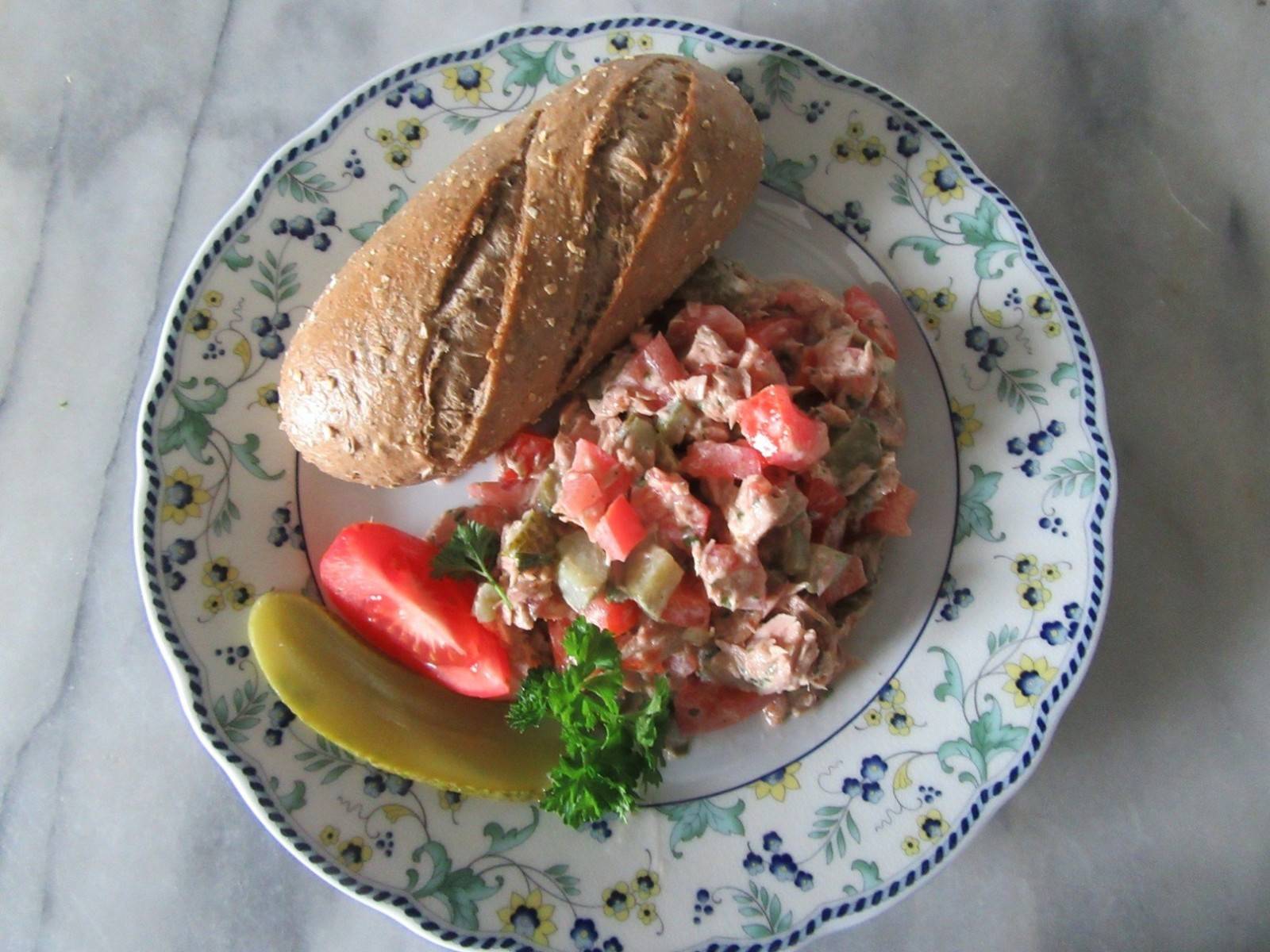 Schneller Thunfisch-Tomaten-Salat Rezept - ichkoche.de Schneller Thunfisch-Tomaten-Salat Rezept - ichkoche.de