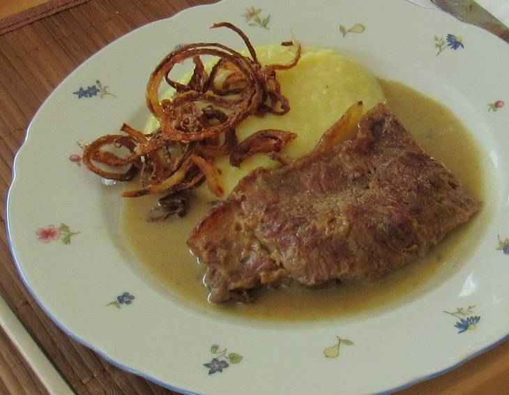 Zwiebelrostbraten mit Kartoffelpüree Zwiebelrostbraten mit Kartoffelpüree