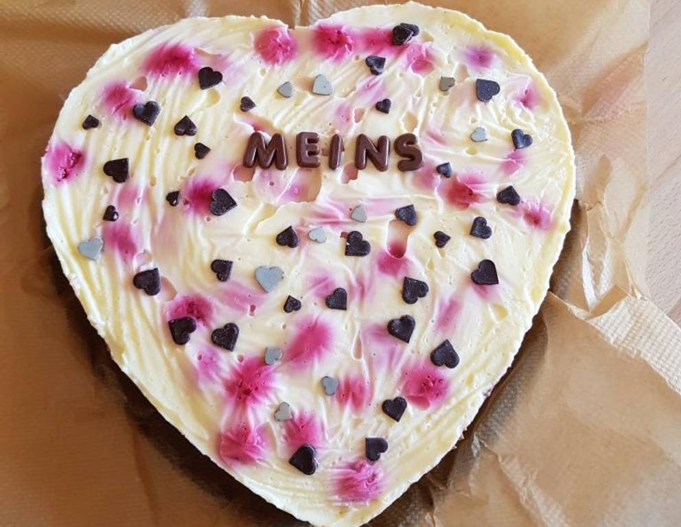 Biskuittorte mit Pudding und Obst Biskuittorte mit Pudding und Obst