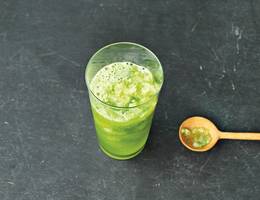 Herrlich erfrischend und so einfach! Spritz mit Gurkenschale und Minzestängel Herrlich erfrischend und so einfach! Spritz mit Gurkenschale und Minzestängel