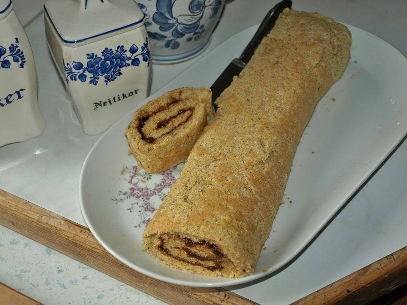 Vollkornbiskuitroulade mit Mandeln