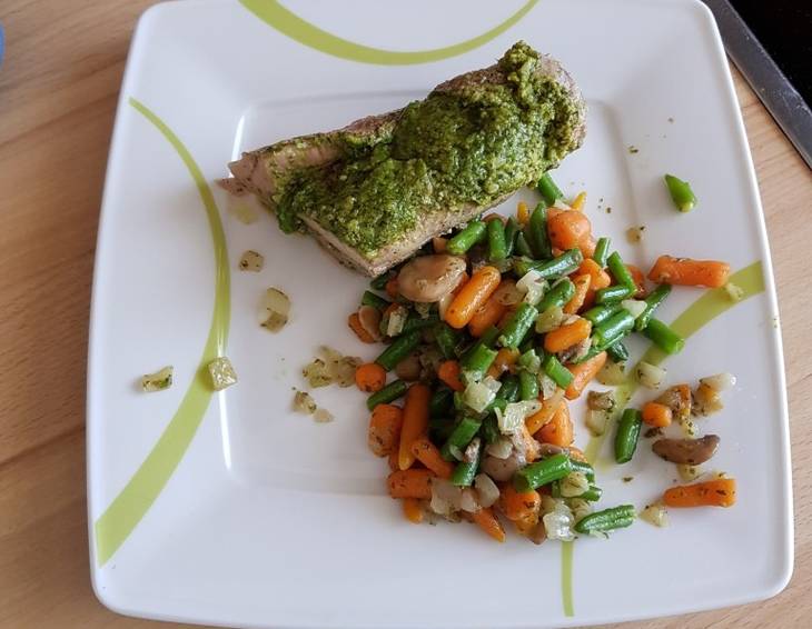 Schweinsfischerl auf Paprika-Nudeln Schweinsfischerl auf Paprika-Nudeln