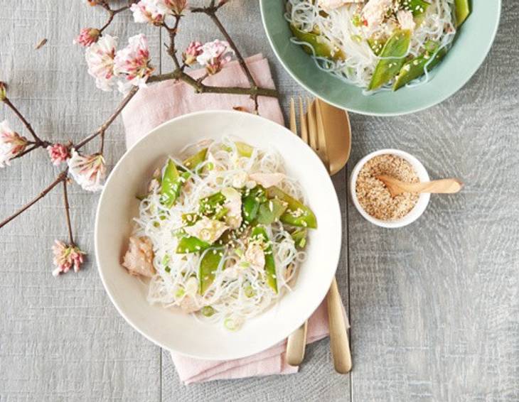 Glasnudelsalat mit Lachs und Sesam