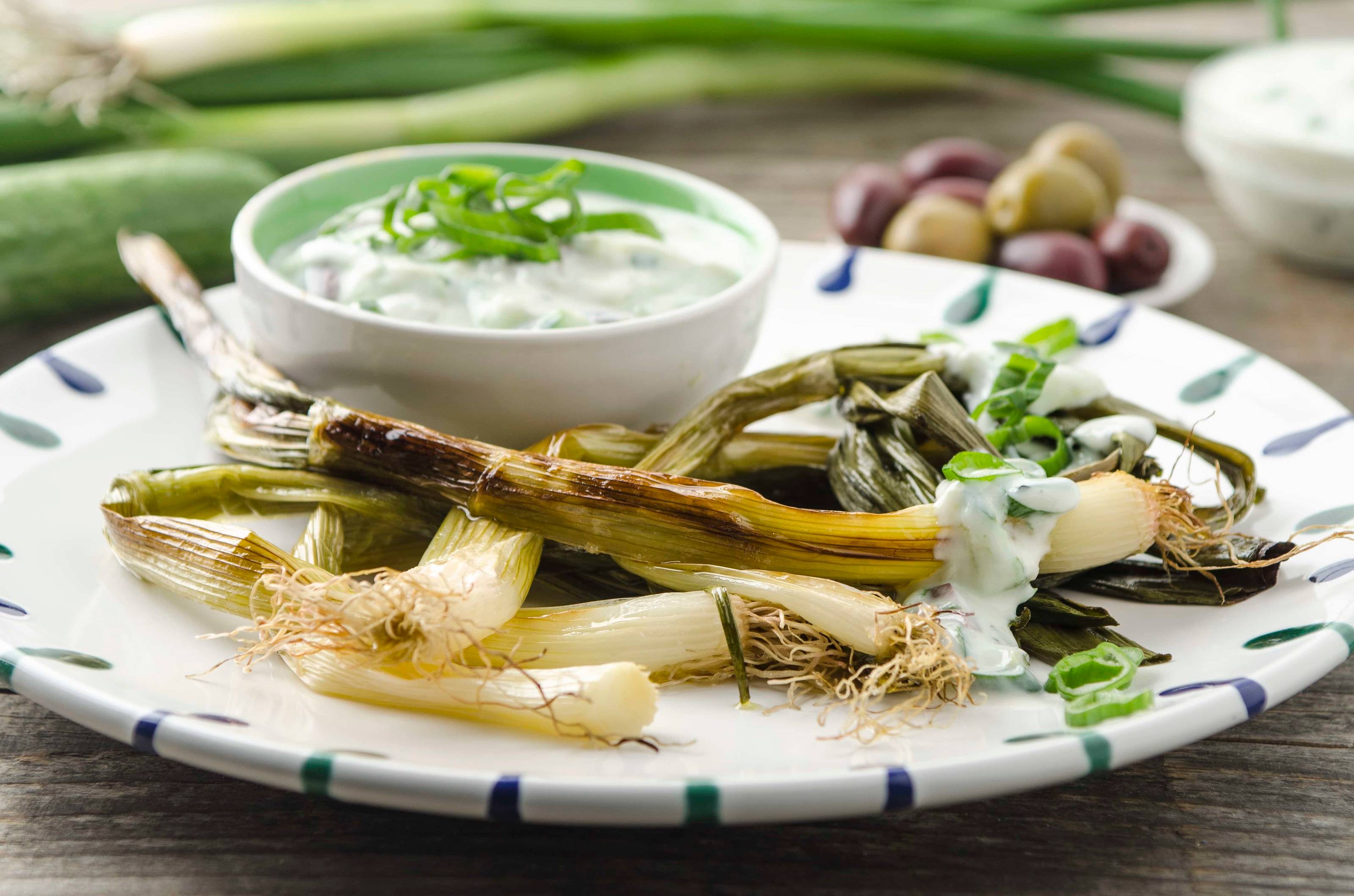 Geschmorte Jungzwiebel mit Oliven-Tzatziki Rezept
