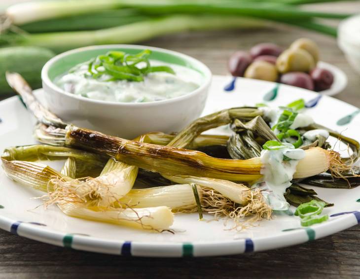 Geschmorte Jungzwiebel mit Oliven-Tzatziki