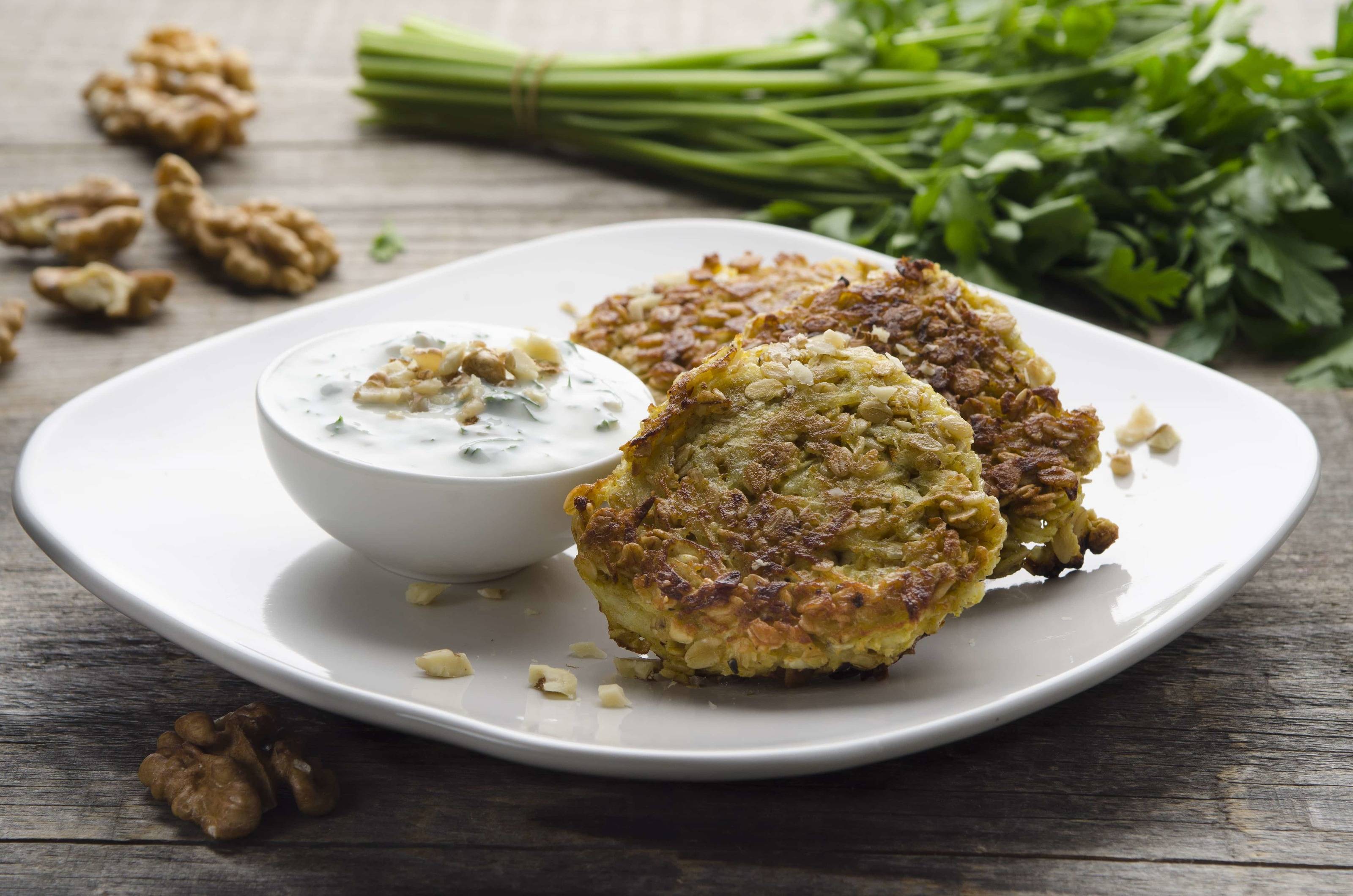 Kohlrabi-Haferflocken-Laibchen mit Walnuss-Joghurt Rezept