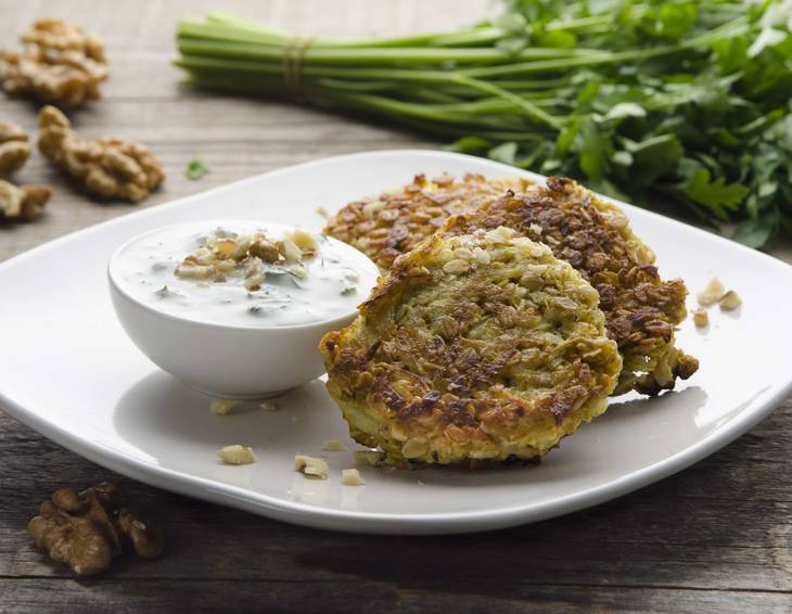 Kohlrabi-Haferflocken-Laibchen mit Walnuss-Joghurt Kohlrabi-Haferflocken-Laibchen mit Walnuss-Joghurt