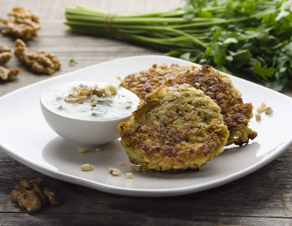 Kohlrabi-Haferflocken-Laibchen mit Walnuss-Joghurt Kohlrabi-Haferflocken-Laibchen mit Walnuss-Joghurt