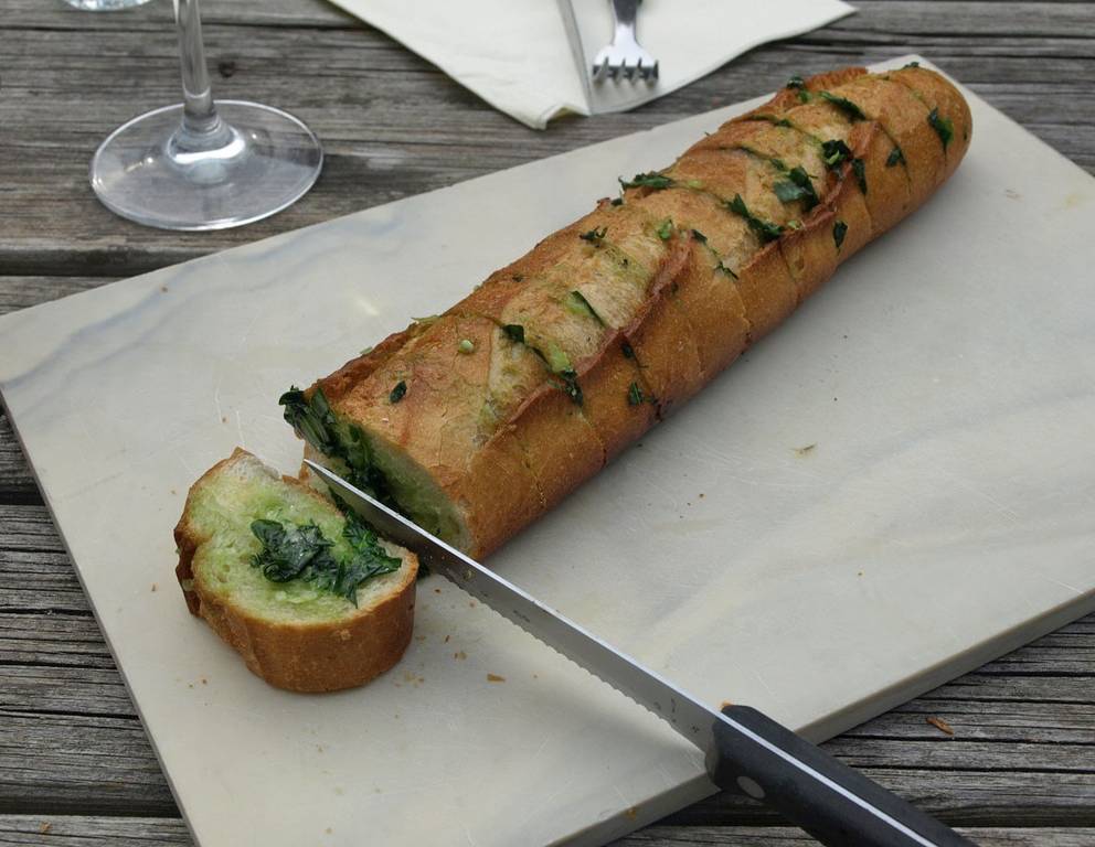 Gegrilltes Bärlauchbaguette Gegrilltes Bärlauchbaguette