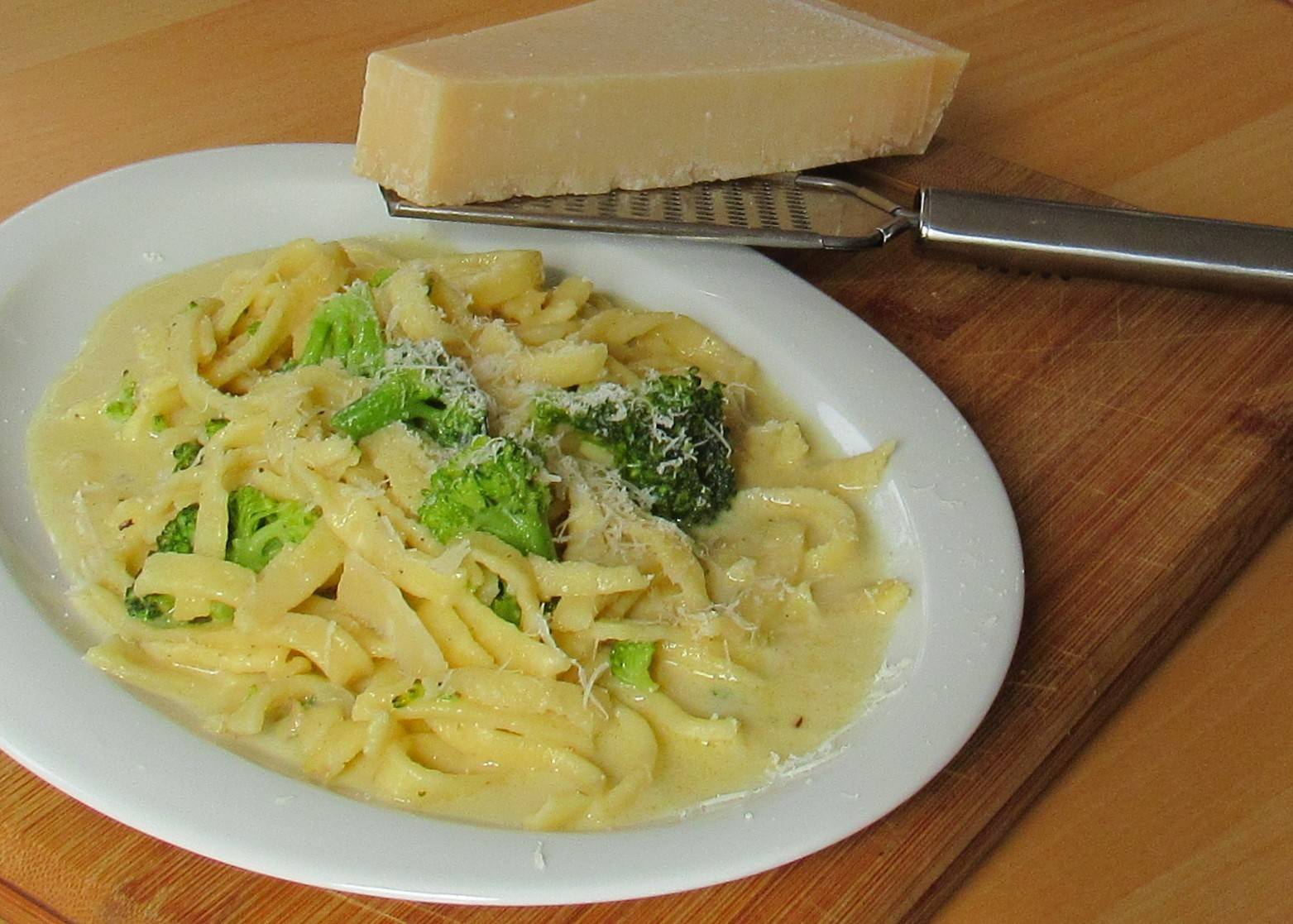 Brokkoli-Bandnudeln mit Käse-Schlagobers-Sauce Rezept - ichkoche.ch Brokkoli-Bandnudeln mit Käse-Schlagobers-Sauce Rezept - ichkoche.ch