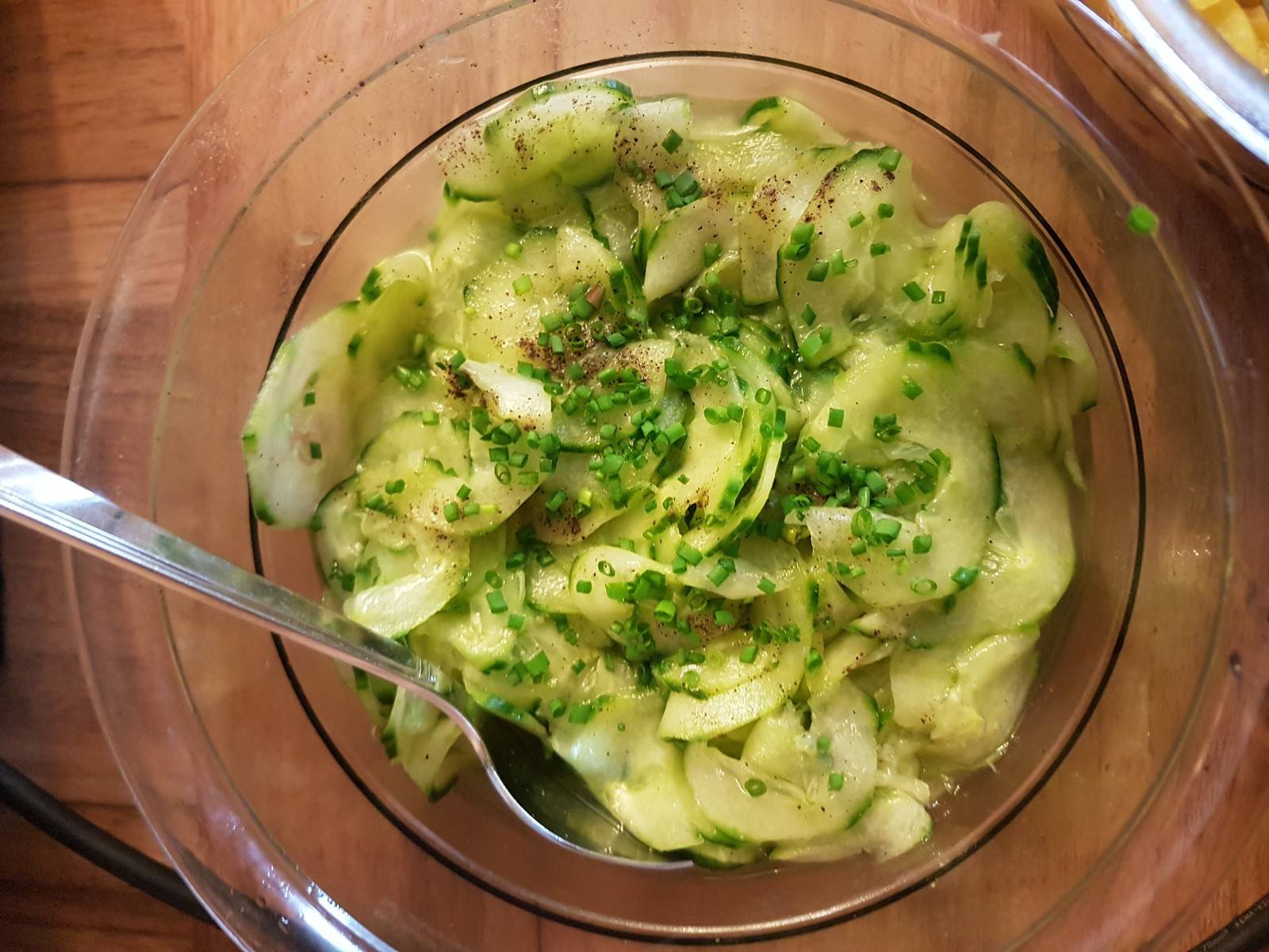 Pikanter Gurkensalat