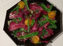 Radicchio-Salat mit gelben Cocktailtomaten und Spitzwegerich Radicchio-Salat mit gelben Cocktailtomaten und Spitzwegerich