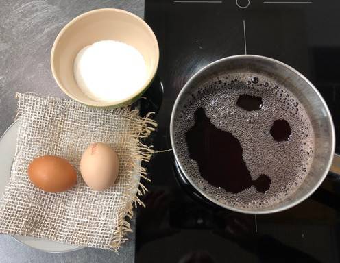 Zucker, Eier, Rotwein