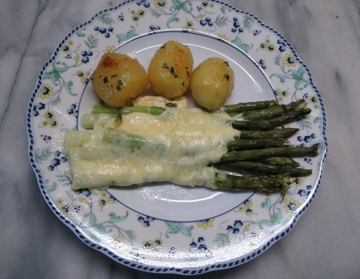 Gratin mit grünem Stangenspargel