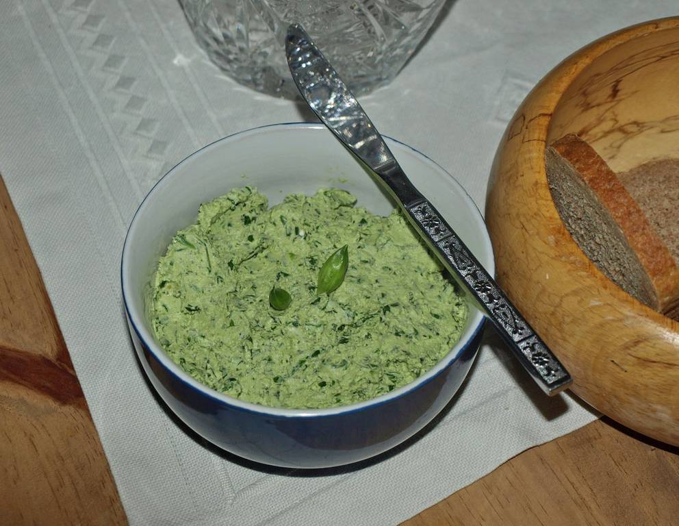 Bärlauchtopfen mit Kürbiskernen Bärlauchtopfen mit Kürbiskernen