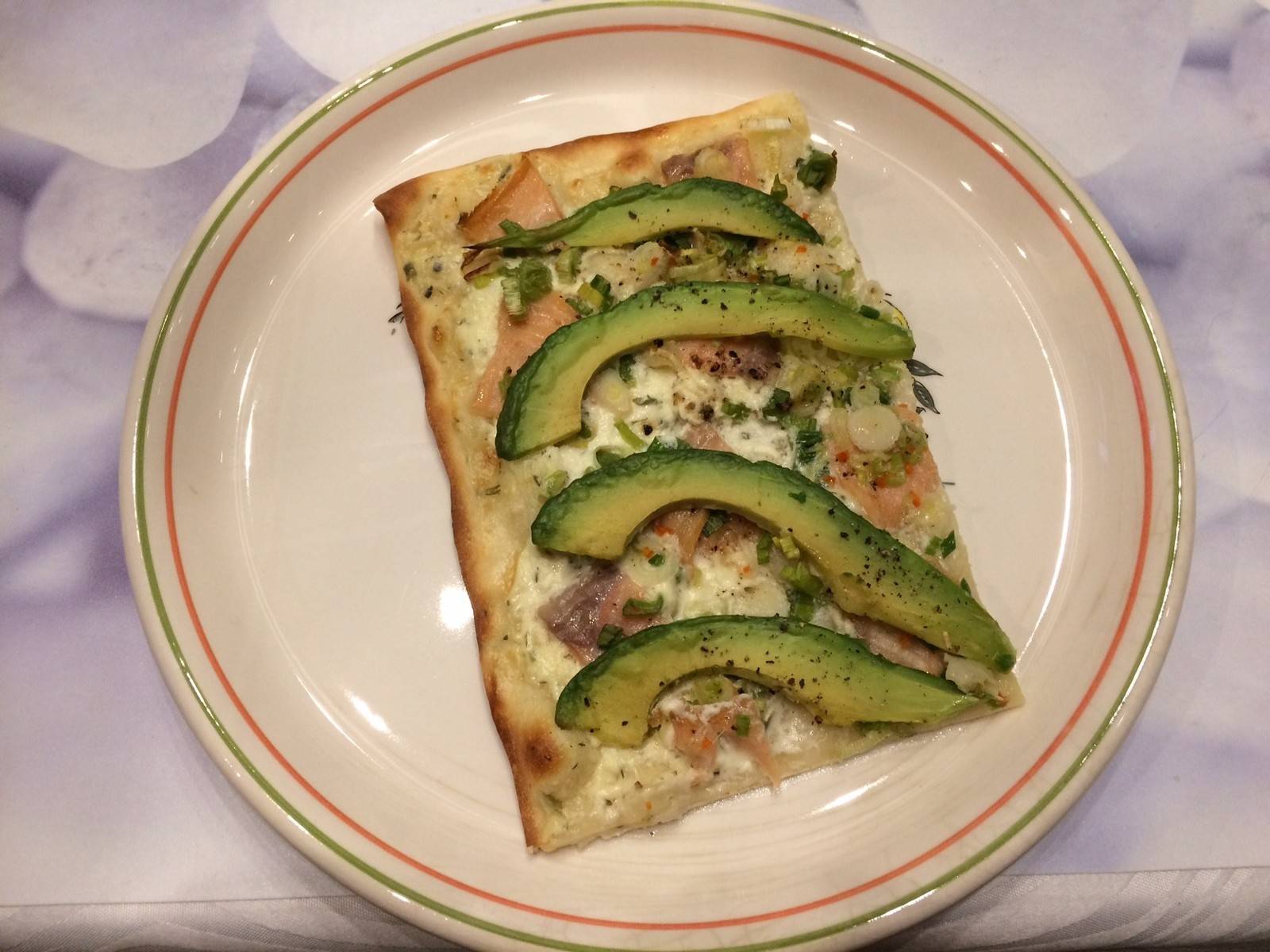 Flammkuchen mit Avocado und Räucherlachs