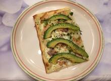 Flammkuchen mit Avocado und Räucherlachs