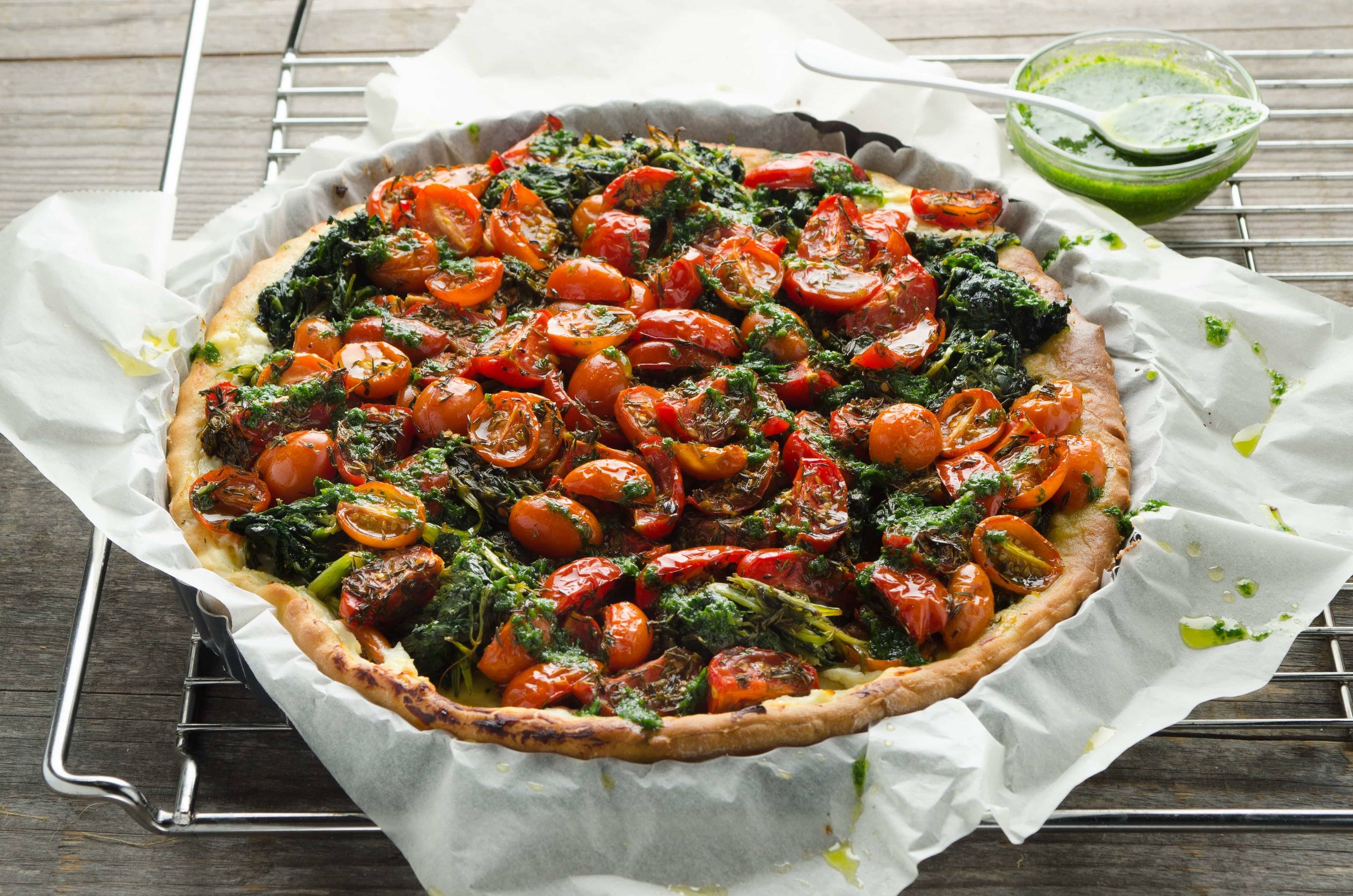 Paradeiser-Spinat-Tarte mit Kräuterrahm Rezept