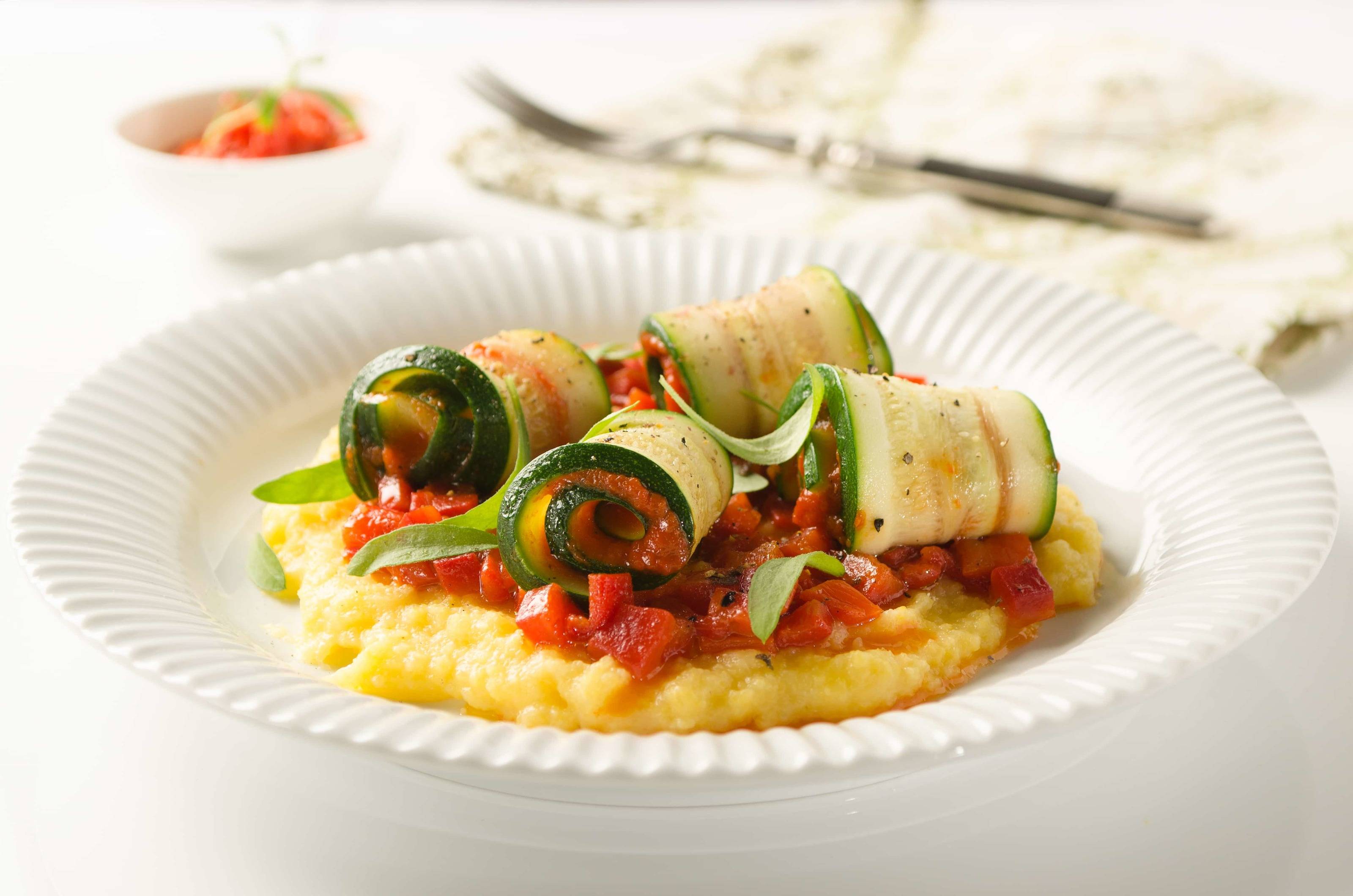 Zucchiniröllchen mit Paprika und Paradeissauce
